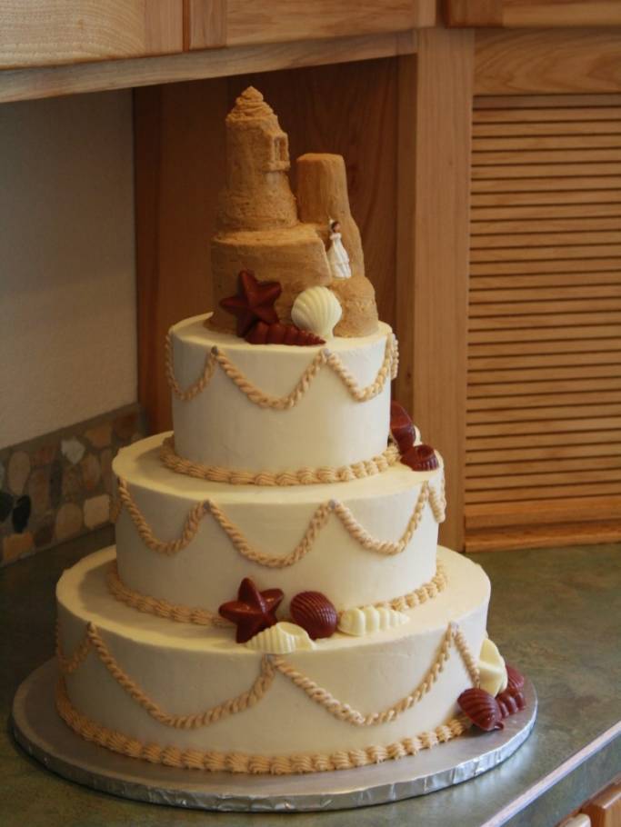 7 Beautiful Beach Inspired Wedding Cakes