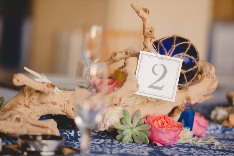 5 Charming Ways to Use Driftwood in Your Beach Wedding