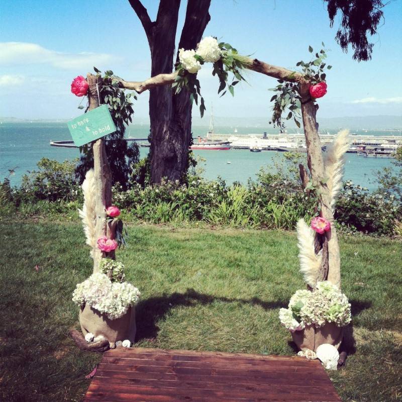 5 Charming Ways to Use Driftwood in Your Beach Wedding