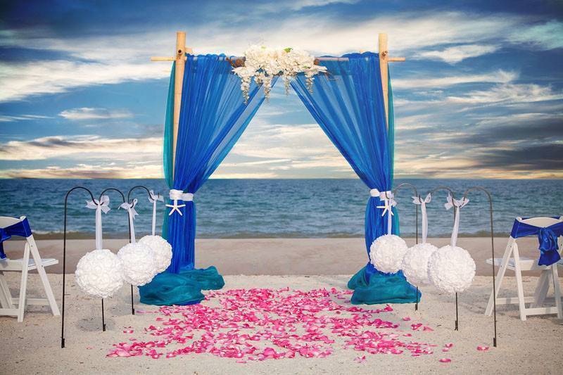 Considering Having a Beach Wedding? Think about These Pros and Cons First!