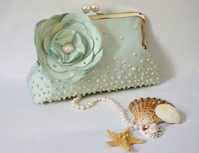 5 Gorgeous Beach Bride Accessories to Consider for Spring