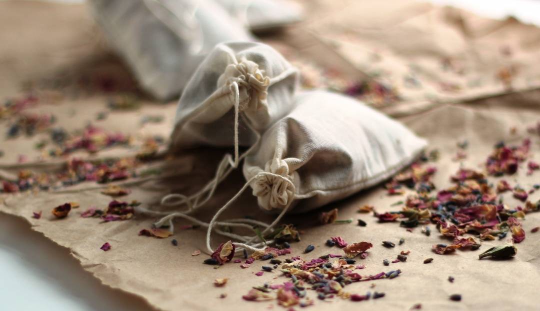 DIY Beach Wedding Herbal Bath Favors: Elegant, Beautiful and Affordable