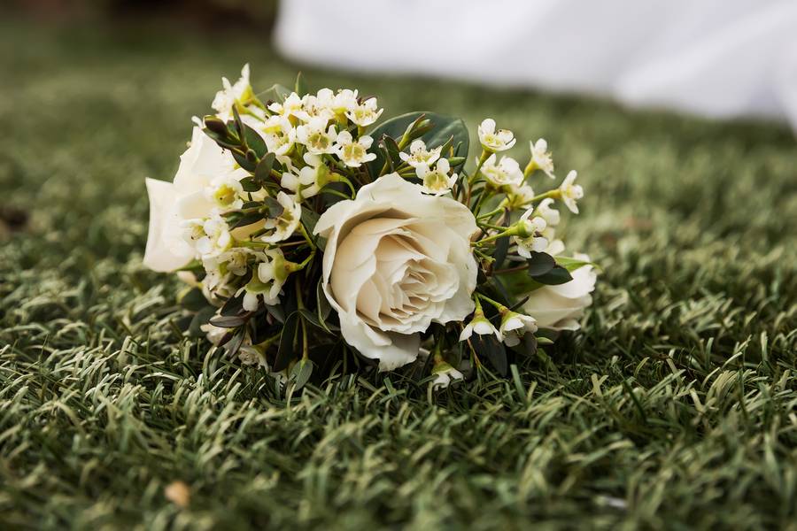 Minimalistic Wedding by the Oceans Edge