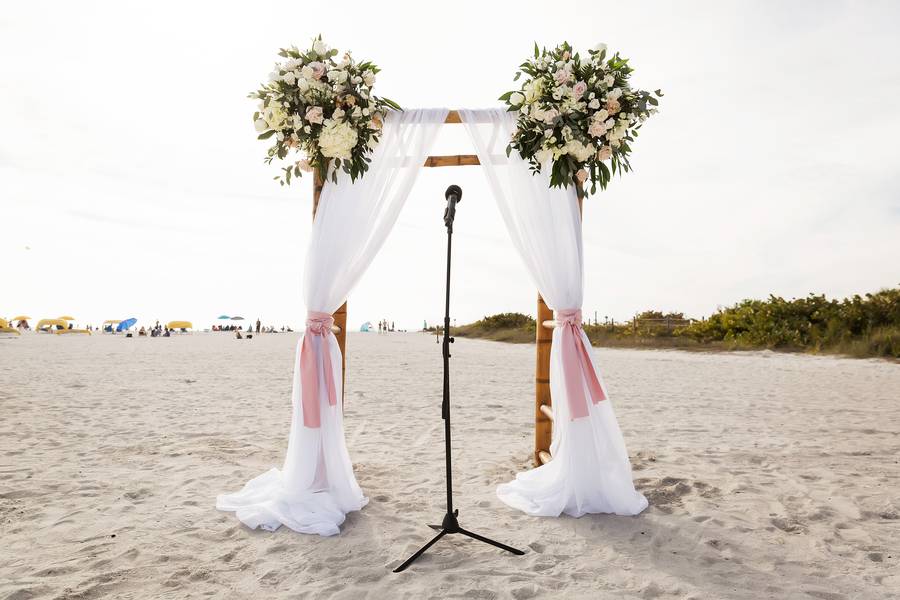 Minimalistic Wedding by the Oceans Edge