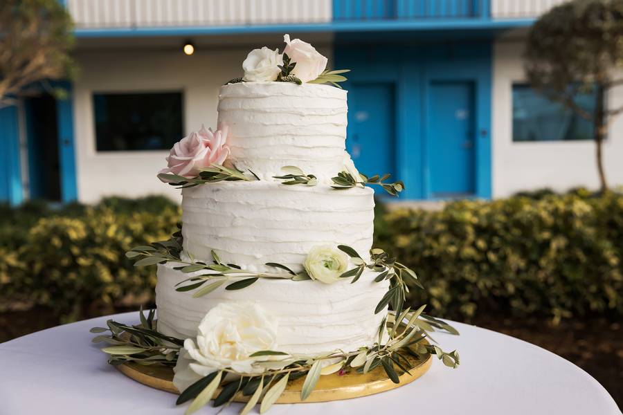 Minimalistic Wedding by the Oceans Edge