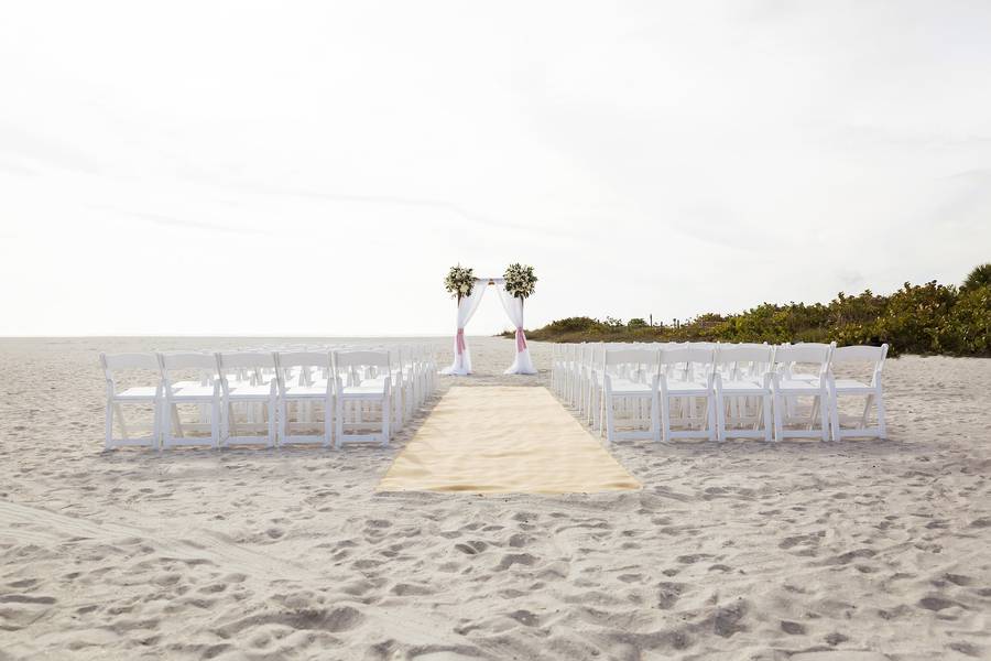 Minimalistic Wedding by the Oceans Edge