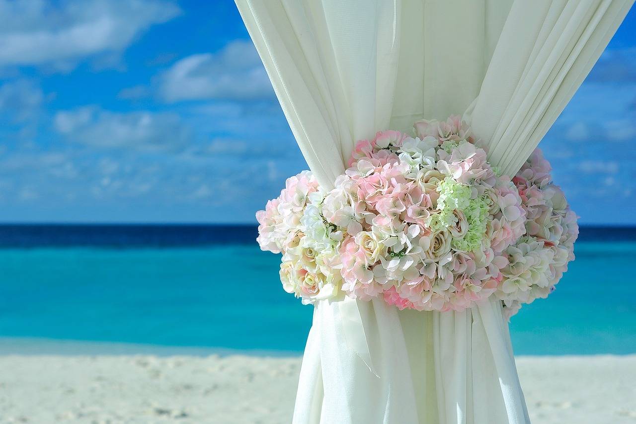 10 Essentials for Your Beach Wedding This Summer